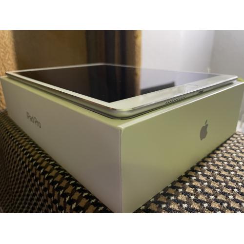 Apple iPad Pro 1st Gen. 256GB, Wi-Fi, 10.5 in - Silver А1701 - като нов + кутия! 