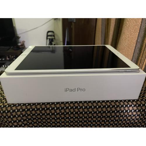 Apple iPad Pro 1st Gen. 256GB, Wi-Fi, 10.5 in - Silver А1701 - като нов + кутия! 