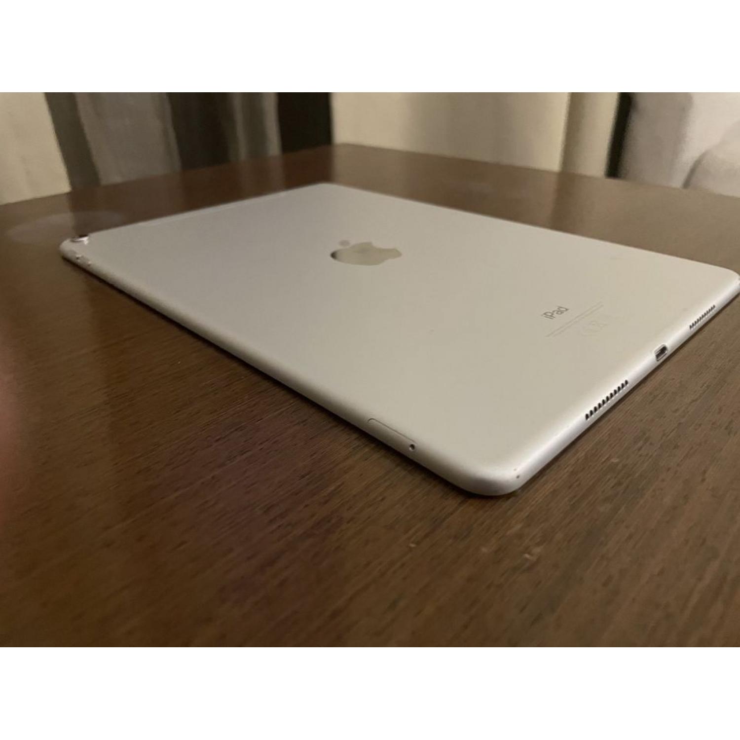 Apple iPad Pro 1st Gen. 64GB, Wi-Fi+Cellular 10.5 in - Silver - A1709