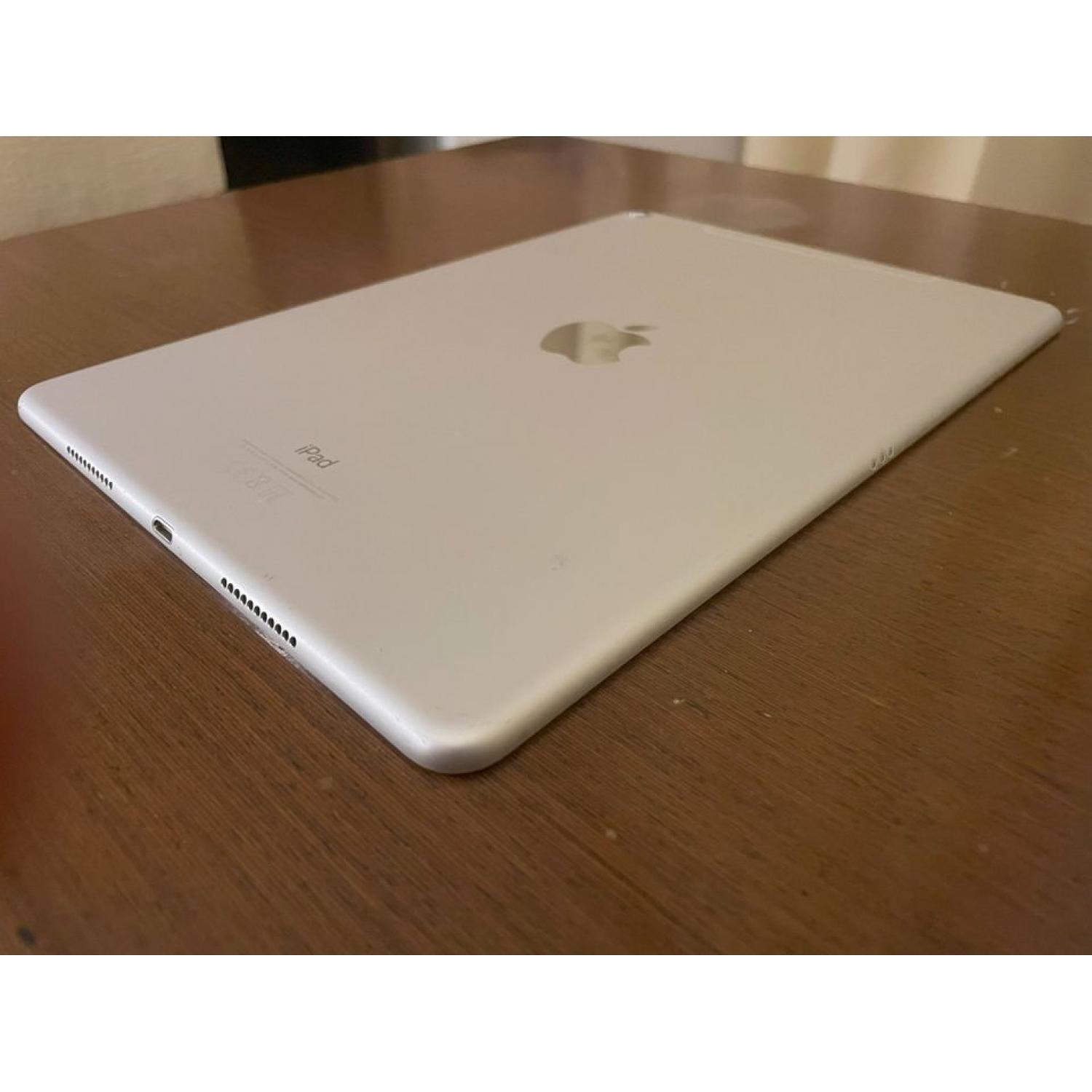 Apple iPad Pro 1st Gen. 64GB, Wi-Fi+Cellular 10.5 in - Silver - A1709