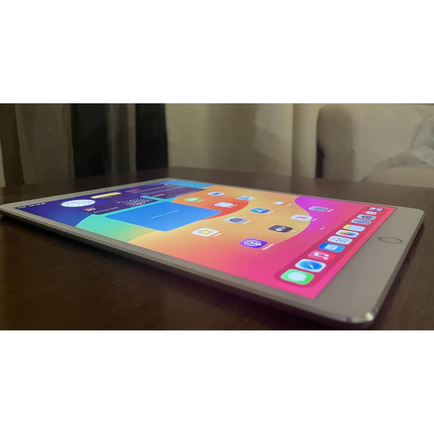 Apple iPadPro10.5インチ シルバー A1709 64GBセルラー Amazonリニュード iPad Pro 10.5インチ 64GB 整備済み品