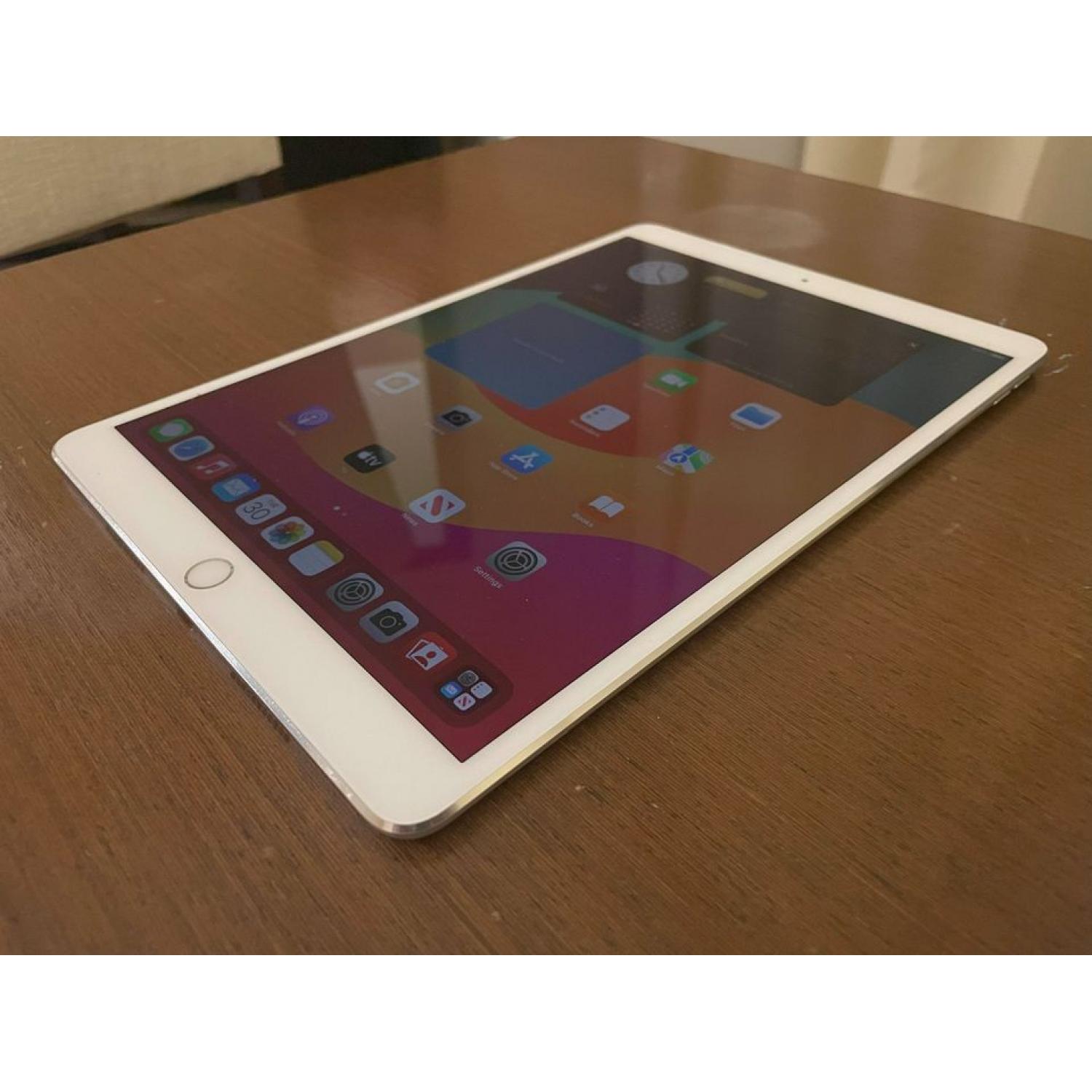 Apple iPad Pro 1st Gen. 64GB, Wi-Fi+Cellular 10.5 in - Silver - A1709